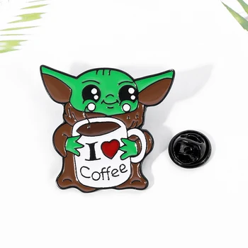 Yulduzli urushlar Brosh Mandalorian Yoda Baby Love Coffee Badge emalli Brosh bolalar uchun kiyim xalta Pin yoqimli zargarlik buyumlari